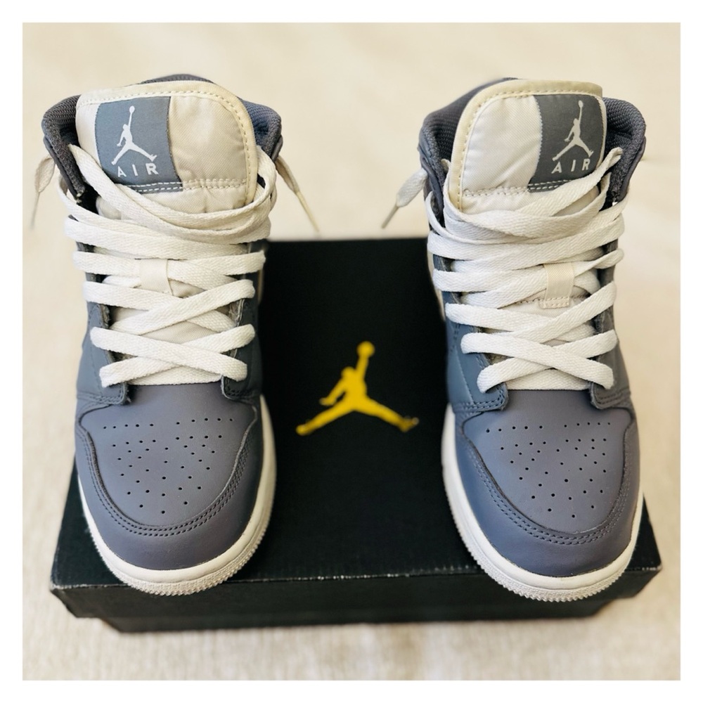 Retro Nike Air Jordan Sneakers 1 Mid BG Cool Grey 2017 Size 4.5 Youth / 6 Women - Picture 4 of 13